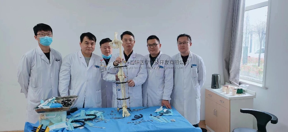 會前培訓(xùn)︱成永忠教授為中國中醫(yī)科學(xué)院望京醫(yī)院南陽醫(yī)院科室醫(yī)生進行CO接骨架的現(xiàn)場培訓(xùn)教學(xué)